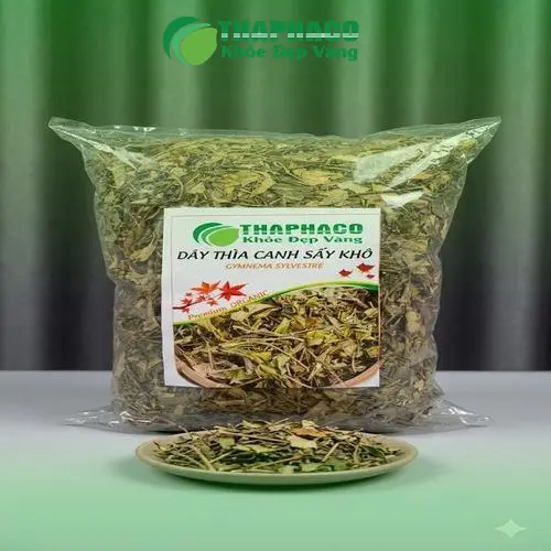 Nước Dây Thìa Canh đã pha, màu vàng trong, thơm nhẹ