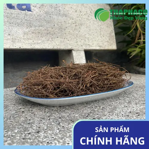 Dây tơ hồng được phơi khô tự nhiên dưới ánh nắng