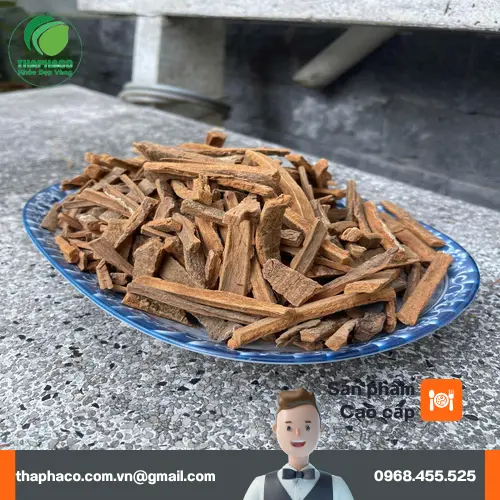 Miếng Hậu Phác thật cho thấy độ cứng và kết cấu tự nhiên khi bẻ