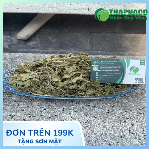 Hình ảnh cận cảnh lá bạc hà sấy khô được sử dụng để pha trà, mang lại hương vị thơm ngon và nhiều lợi ích sức khỏe.