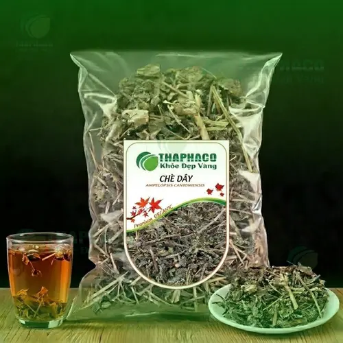 Chuẩn bị nguyên liệu chè dây khô chất lượng và nước sạch