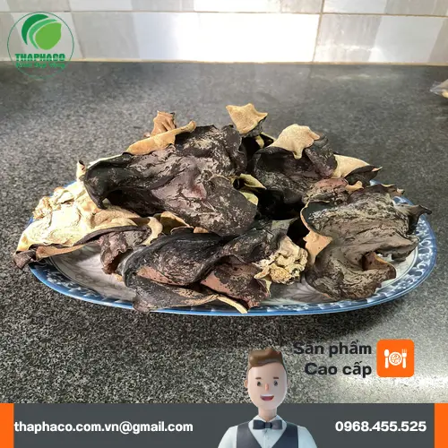 Ngâm mộc nhĩ khô bằng nước lạnh khoảng 15-30 phút để nở đều.
