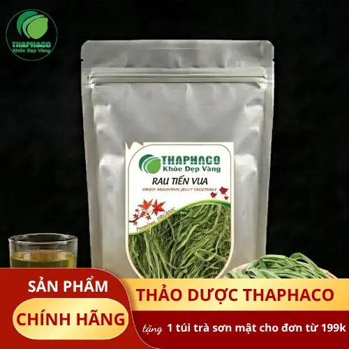 Rau tiến vua khô đang được ngâm trong nước lạnh