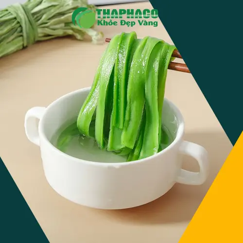 Hình ảnh rau tiến vua khô đang được ngâm trong nước ấm để sơ chế.