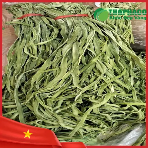 Ngâm rau tiến vua trong nước đá lạnh để tăng độ giòn
