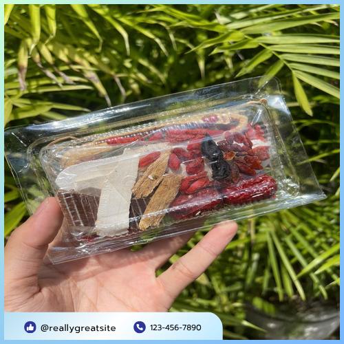 Món gà hầm thảo mộc hoàn thành thơm ngon